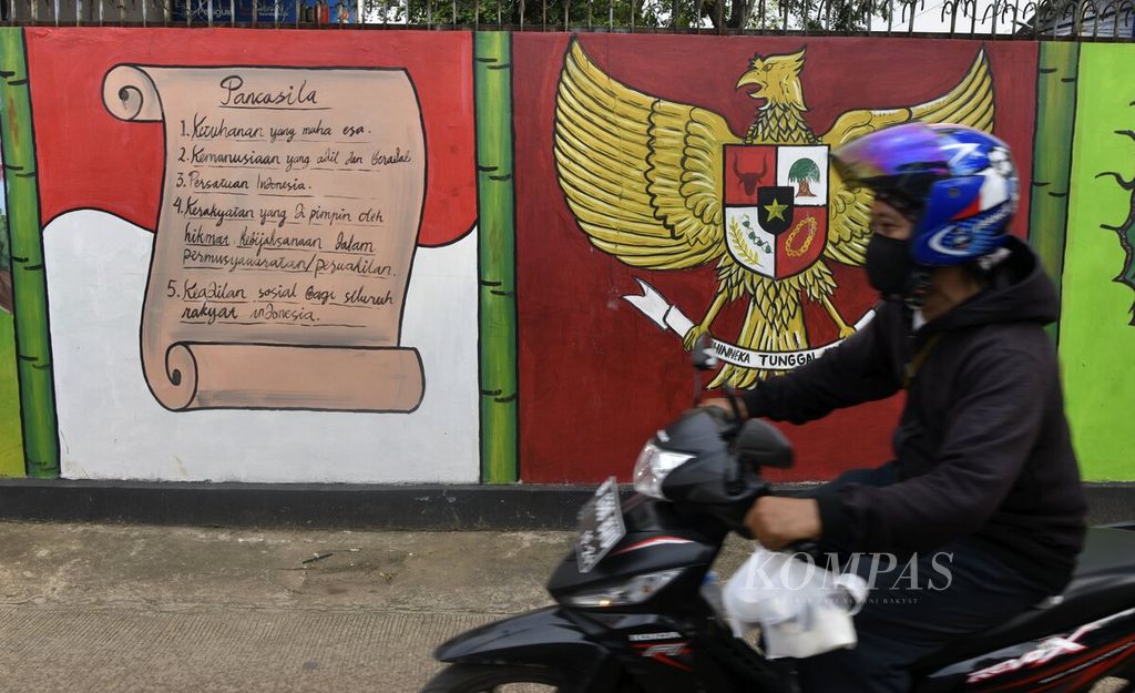 Mural bertema Pancasila tergambar di sekitar permukiman warga di kawasan Pinang, Kota Tangerang, Banten, Sabtu (5/6/2021). Indonesia memiliki keragaman suku, budaya, bahasa, dan agama yang harus dijaga dan dirawat bersama. 