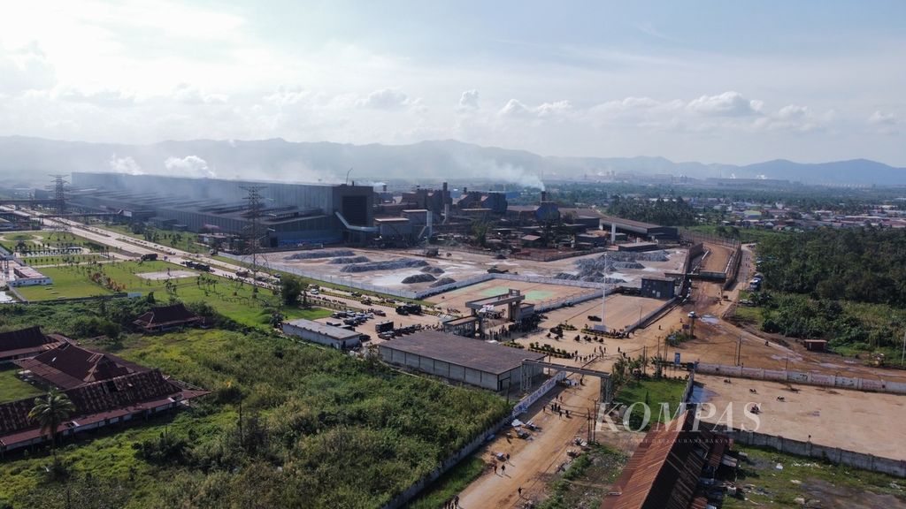 Foto aerial kawasan pemurnian nikel PT Virtue Dragon Industrial Park (VDNIP), di Morosi, Konawe, Sulawesi Tenggara, Rabu (22/3/2023). Ribuan pekerja dari dua perusahaan di kawasan ini, yaitu PT Virtue Dragon Nickel Industry dan PT Obsidian Stainless Steel, melakukan aksi mogok kerja menuntut berbagai hal ke perusahaan yang dianggap tidak menaati aturan ketenagakerjaan.