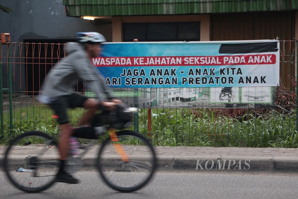 Kampanye kewaspadaan terhadap kejahatan seksual terhadap anak terpasang di pinggir Jalan Martadinata, Ciputat, Tangerang Selatan, Banten, Minggu (22/1/2023). Merujuk data dari Komisi Perlindungan Anak Indonesia kasus kejahatan seksual anak mendominasi pengaduan yang masuk ke lembaga ini selama tahun 2022. Dari total aduan sebanyak 2.133 kasus, sebanyak 834 kasus adalah kasus anak menjadi korban kejahatan seksual.