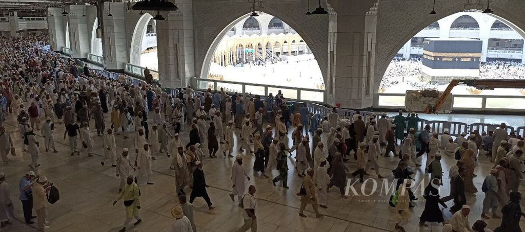Jemaah melakukan tawaf di lantai dua Masjidil Haram, Mekkah, Senin (27/6/2022) siang waktu setempat. Jemaah haji dari sejumlah negara berdatangan ke Mekkah untuk menunaikan ibadah haji pada awal Juli 2022. 