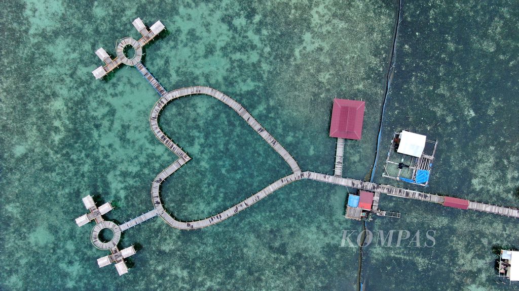 Alo cinta, lokasi yang disediakan bagi wisatawan untuk melihat matahari terbit maupun tenggelam, di perkampungan suku Bajo di Desa Torosiaje, Kecamatan Popayato, Kabupaten Pohuwato, Provinsi Gorontalo, Jumat (15/7/2022). Selain alo cinta yang dikelola BUMdes (badan usaha milik desa), di perkampungan ini juga tersedia tempat penginapan, <i>homestay</i>, dan sejumlah tempat makan. 