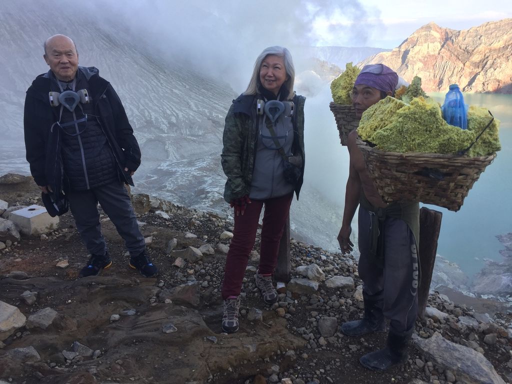 Turis dari Singapura berbincang dengan petambang belerang tradisional di Kawah Ijen, Banyuwangi, Jawa Timur, Rabu (8/3/2023). Selain sebagai taman wisata alam, Kawah Ijen juga merupakan tempat mencari nafkah bagi sekitar 50 petambang tradisional untuk PT Candi Ngrimbi, pemegang konsesi pertambangan belerang. Interaksi masyarakat dan pengunjung Kawah Ijen memberi makna dan nilai tambah dalam aktivitas pariwisata.