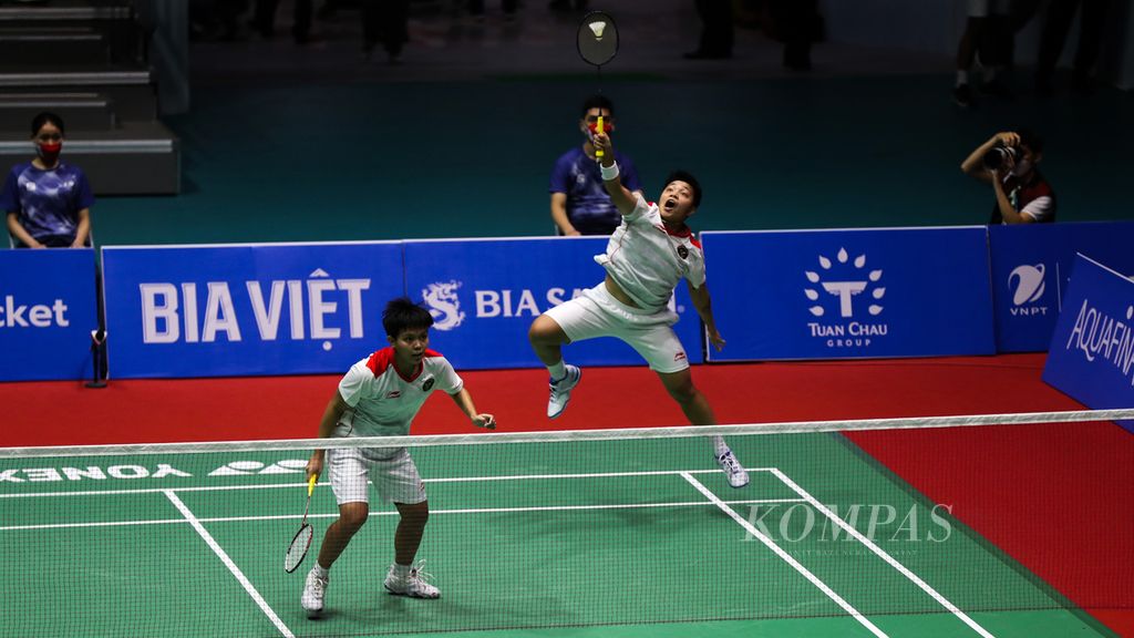 Ganda putri Indonesia, Apriyani Rahayu (kanan) dan Siti Fadia Silva Ramadhanti, berlaga melawan pasangan Thailand, Benyapa Asimsaard/Nuntakarn Aimsaard, pada laga final ganda putri cabang bulu tangkis SEA Games Vietnam 2021 di Bac Giang Gymnasium, Bac Giang, Vietnam, Minggu (22/5/2022). 