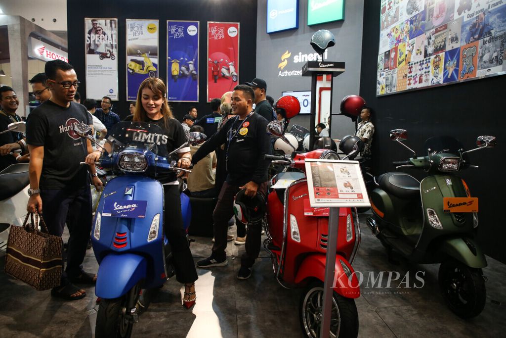 Pengunjung mencoba Vespa yang dipamerkan dalam gelaran otomotif Gaikindo Indonesia International Auto Show (GIIAS) 2019 di Indonesia Convention Exhibition (ICE) BSD City, Kabupaten Tangerang, Banten, Rabu (24/7/2019). Menurut Asosiasi Industri Sepeda Motor Indonesia (AISI), pasar domestik sepeda motor tumbuh 7,5 persen, sedangkan ekspor naik 38 persen dibandingkan dengan semester I-2018.