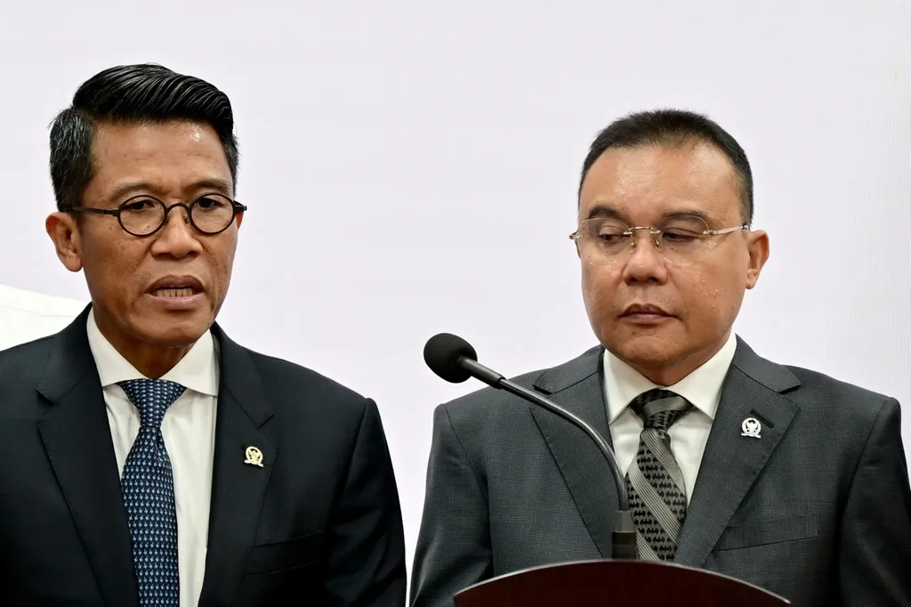 Ketua Komisi XI DPR Mukhamad Misbakhun (kiri) menyampaikan hasil pertemuan para wakil rakyat dengan Presiden Prabowo Subianto di Istana Merdeka, Jakarta, Kamis (5/12/2024) siang. Tampak mendampingi Wakil Ketua DPR Sufmi Dasco Ahmad.