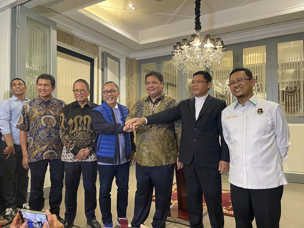 Ketua Umum Partai Golkar Airlangga Hartarto (ketiga dari kanan) diapit Pelaksana Tugas Ketua Umum PPP Muhamad Mardiono dan Ketua Umum PAN Zulkifli Hasan. Petinggi partai politik anggota Koalisi Indonesia Bersatu itu menggelar pertemuan di sebuah restoran di Menteng, Jakarta Pusat, Rabu (30/11/2022).