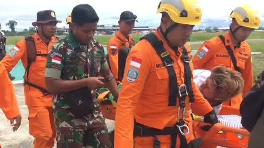 Tim SAR gabungan mengevakuasi Kapten Dayle Peter Houzet selaku pilot pesawat Susi Air PK-BVM yang jatuh di daerah Duma, Kabupaten Paniai, Kamis (23/6/2022).