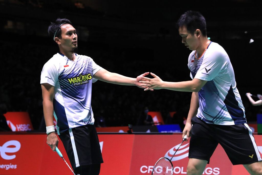 Ganda putra Indonesia Hendra Setiawan/Mohammad Ahsan mengalahkan pasangan Perancis Lucas Corvee/Ronan Labar, 21-15, 21-16, dalam pertandingan babak kedua Kejuaraan Dunia Bulu Tangkis di Tokyo, Jepang, Rabu (24/8/2022).