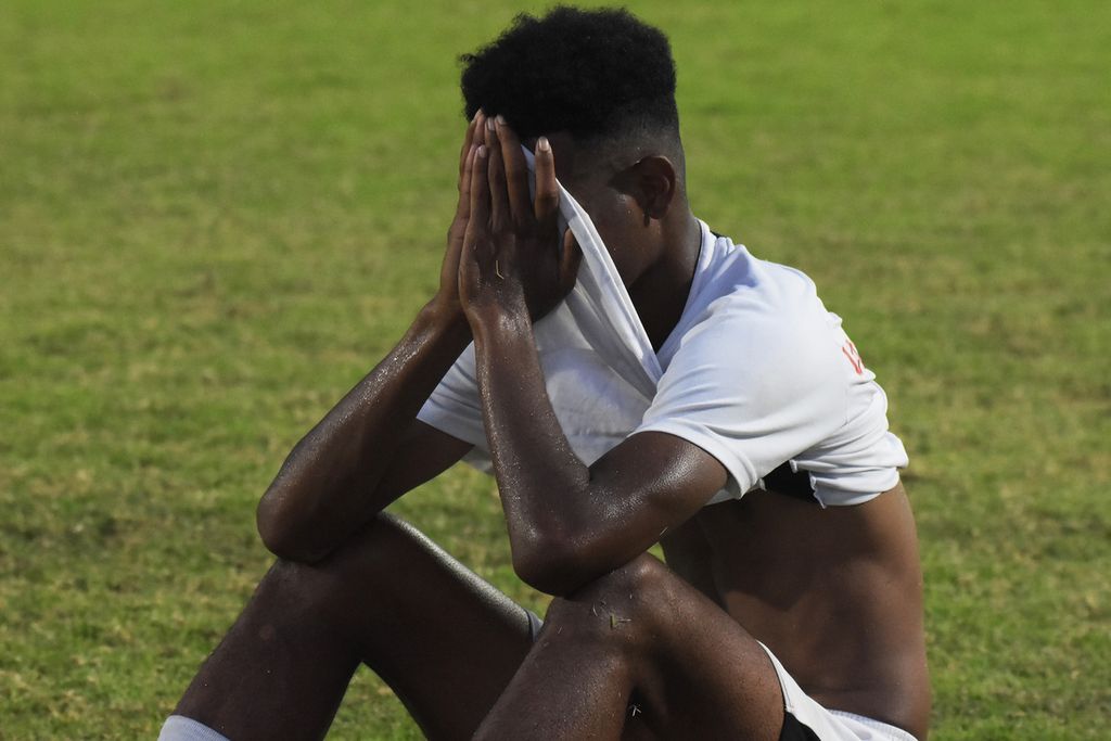 Bek kiri Persipura Jayapura, Wulf Horota, menangis usai laga pekan terakhir BRI Liga 1 2021-2022 antara Persipura dan Persita Tangerang di Stadion Kompyang Sujana, Denpasar, Bali, Kamis (31/3/2022). Meski mengalahkan Persita, 3-0, Persipura tetap terdegradasi dari Liga 1.