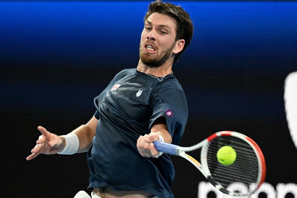 Petenis Inggris, Cameron Norrie, memukul bola saat melawan Rafael Nadal pada laga tunggal putra Piala United antara Spanyol dan Inggris Raya di Sydney, Australia, Sabtu (31/12/2022).