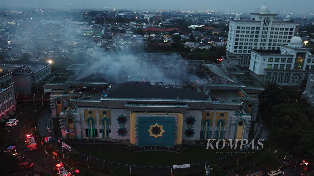 Gedung Masjid Islamic Center, Koja, Jakarta Utara, yang kubahnya roboh setelah terjadi kebakaran, Rabu (19/10/2022). Sedikitnya 21 unit mobil pemadam kebakaran dikerahkan ke lokasi untuk memadamkan api.