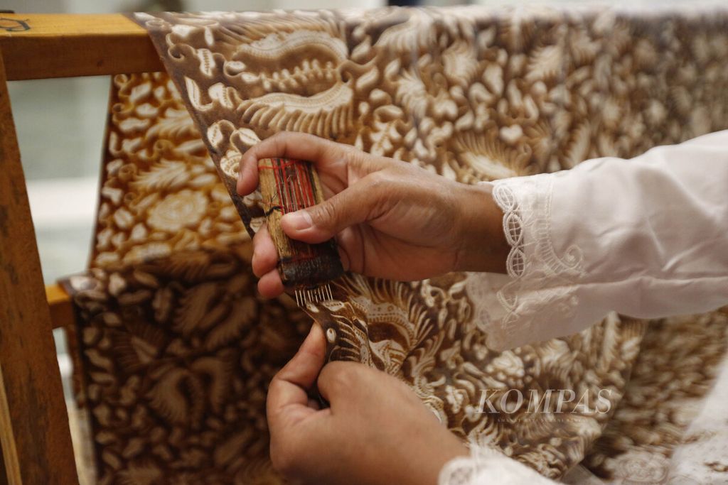 Perajin batik asal Indramayu, Sawinah, mendemonstrasikan cara membuat batik tulis complongan pada acara Gelar Batik Nusantara 2023 yang digagas Yayasan Batik Indonesia di Senayan Park, Jakarta, Rabu (2/8/2023). 