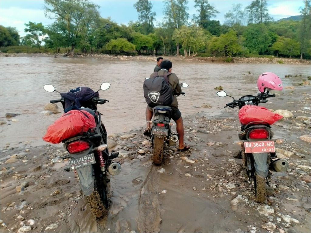 PNS yang ditugaskan di Amfoang sedang bersiap menyeberangi Sungai Noelfana, sekitar 100 km dari Kupang, NTT, pada Maret 2020.