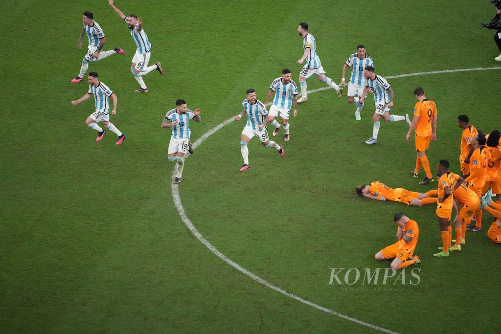 Pemain Argentina merayakan kemenangan lewat adu penalti melawan Belanda di babak perempat final Piala Dunia 2022 di Stadion Lusail, Qatar, Sabtu (10/12/2022) dini hari WIB. Argentina melaju ke semifinal dan akan berhadapan dengan Kroasia. 