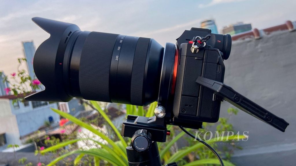 Memotret fotografi <i>timelapse</i> dengan menggunakan penyangga Atoll. 