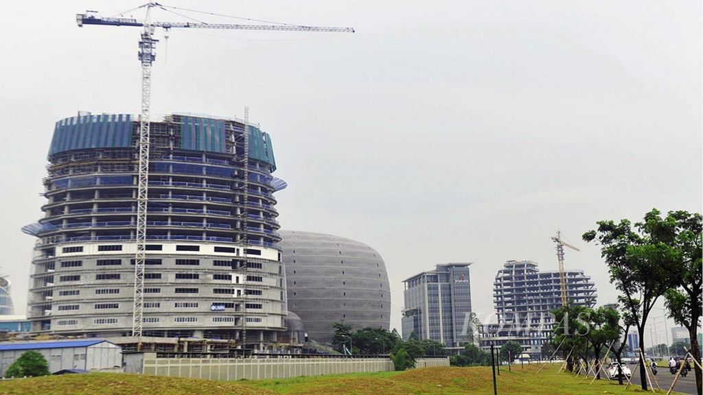 Pembangunan Tower 3 Kampus Universitas Multimedia Nusantara, di Scienta Garden, Kabupaten Tangerang, Jumat (27/1). Tower 3 ini didesain sebagai bangunan ramah lingkungan, seperti penggunaan lapisan yang memungkinkan kontrol intesitas cahaya dan panas matahari yang masuk dalam ruangan sehingga ruangan cukup dingin dan terang.