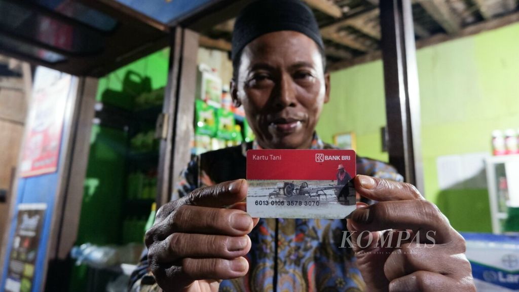 https://assetd.kompas.id/MBLOPGW9_PqHHbKM7qhqTbvp_3s=/1024x576/filters:watermark(https://cdn-content.kompas.id/umum/kompas_main_logo.png,-16p,-13p,0)/https%3A%2F%2Fkompas.id%2Fwp-content%2Fuploads%2F2020%2F02%2F20200209dit-Kartu-Tani-di-Demak-7_1581259920.jpg