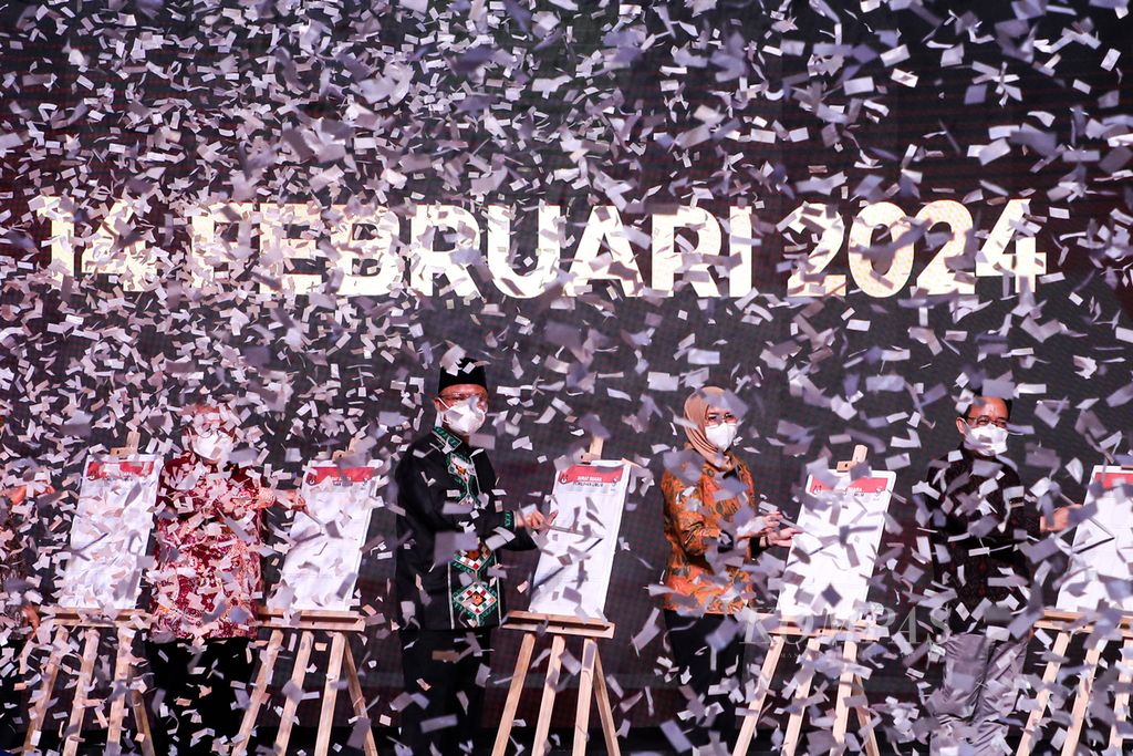 Komisioner Komisi Pemilihan Umum (KPU) mencoblos contoh surat suara saat peluncuran hari pemungutan suara pemilu serentak 2024 di Kantor KPU, Jakarta, Senin (14/2/2022). Pemilu serentak sendiri akan berlangsung pada 14 Februari 2024 atau tepat dua tahun yang akan datang. Acara tersebut juga dihadiri perwakilan partai politik, Bawaslu, dan DKPP. 