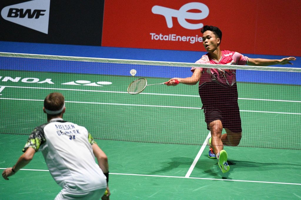 Anthony Sinisuka Ginting (kanan) memukul kok di depan net melawan Viktor Axelsen (Denmark) pada laga perempat final Kejuaraan Dunia Bulu Tangkis 2022 di Tokyo, Jepang, Jumat (26/8/2022).