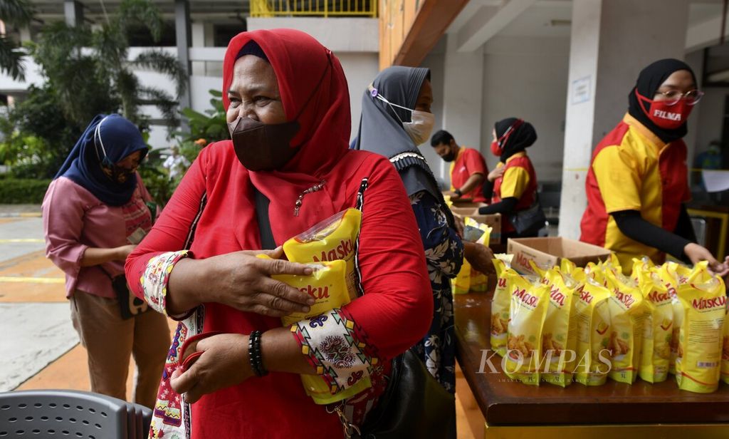 Residents buy packaged cooking oil which is sold for Rp. 14,000 per liter at Rusunawa KS Tubun, West Jakarta, Wednesday (19/1/2022). 
