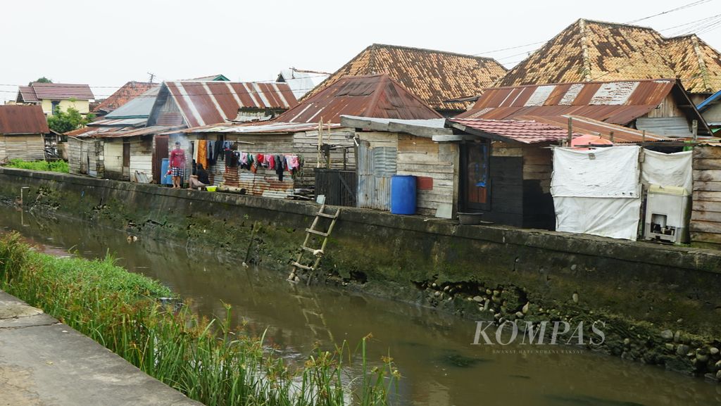Kawasan kumuh di Kelurahan 3-4 Ulu, Kecamatan Seberang Ulu I, Palembang, Sumatera Selatan, Selasa (30/8/2022). Di kawasan ini masih banyak rumah tidak laik. Namun, warga yang sudah mengajukan diri sejak lama untuk mendapatkan bantuan bedah rumah belum mendapatkan bantuan.