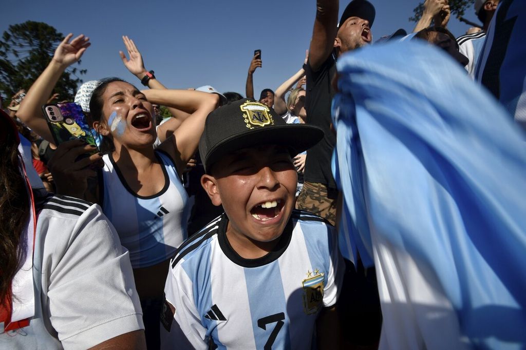 Penggemar Argentina bersorak sorai merayakan gol penalti Lionel Messi yang membuka kemenangan Argentina atas Kroasia, 3-0, ada laga semifinal Piala Dunia Qatar 2022, saat menyaksikan lewat layar lebar di wilayah Palermo, Buenos Aires, Argentina, Rabu (13/12/2022) dini hari WIB. Argentina lolos ke final untuk melawan Kroasia, Minggu (18/12/2022).