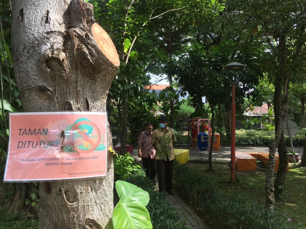 Suasana di Taman Jangkar, Jambangan, Surabaya, Jawa Timur, Kamis (27/1/2022), yang masih ditutup dari aktivitas publik untuk menekan risiko penularan Covid-19.