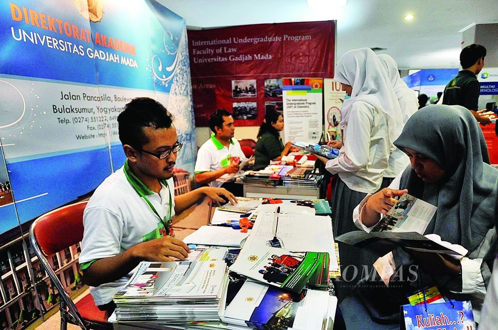 Pelajar SMA mencari informasi seputar perguruan tinggi di ajang Pameran Kampus-kampus Favorit 2013 di Istora Senayan, Jakarta, Rabu (6/2). Pameran diikuti puluhan institusi pendidikan tinggi negeri dan swasta, baik umum, kedinasan, maupun vokasi. 