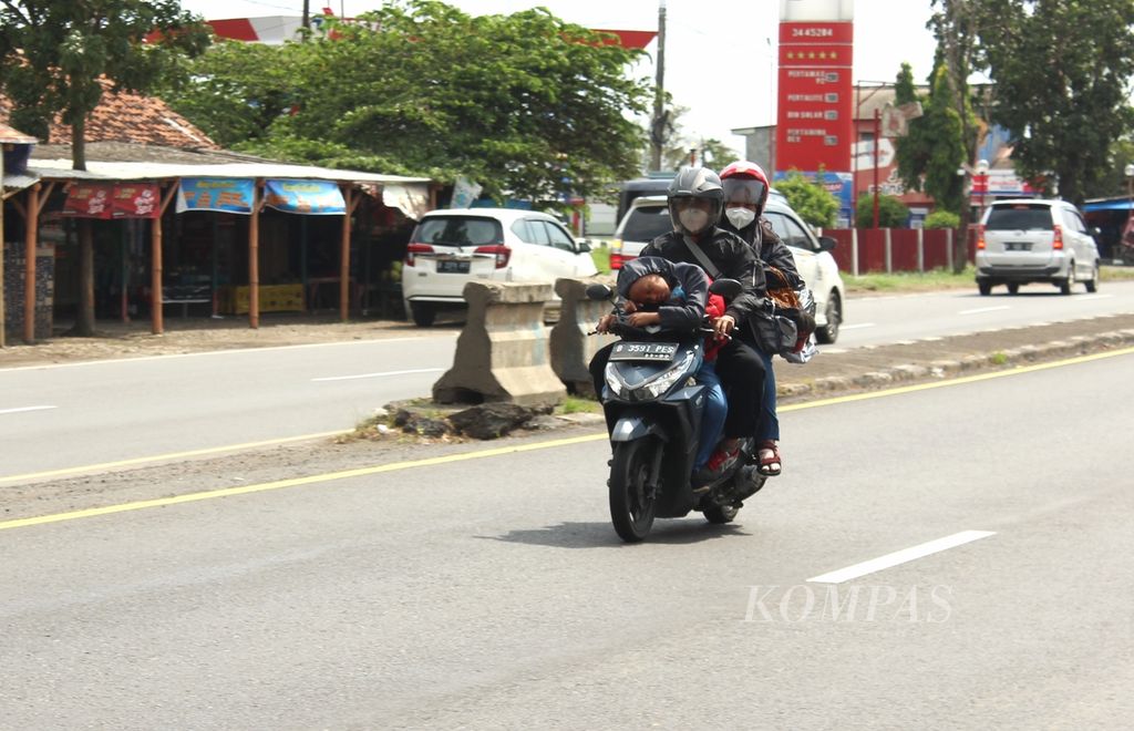 Pemudik sepeda motor melintasi jalur pantai utara di Kabupaten Indramayu, Jawa Barat, Sabtu (30/4/2022). 