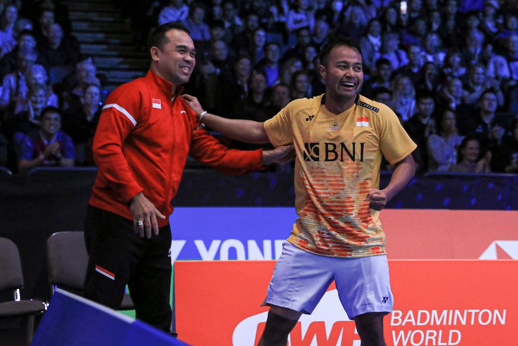 Kegembiraan pebulu tangkis Indonesia, Rehan Naufal Kusharjanto, dalam pertandingan perempat final ganda campuran All England melawan Kyohei Yamashita/Naru Shinoya (Jepang) di Utilita Arena Birmingham, Inggris, Jumat (17/3/2023). Pasangan Rehan/Lisa Ayu Kusumawati menang dengan skor 21-19, 15-21, 21-19.