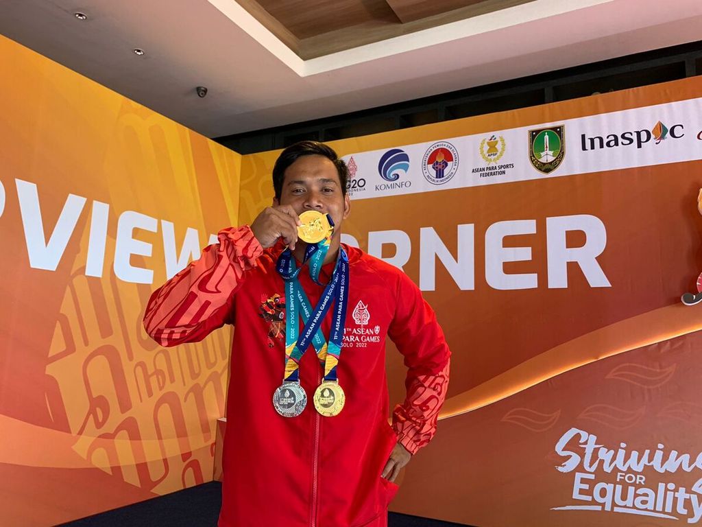 Fauzi Purwolaksono atlet atletik paralimpiade menunjukan medali emas yang dia raih di nomor tolak peluru dan lempar lembing, serta perak lempar cakram klasifikasi F57 ASEAN Para Games Solo 2022 di Stadion Manahan, Surakarta, Selasa (2/8). 
