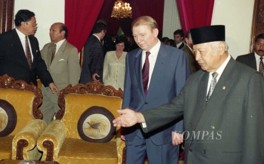 Presiden dan Ny Tien Soeharto serta Wakil Presiden dan Ny Tuti Try Sutrisno, Mensesneg Moerdiono dan istri hari Rahu (10/4/1996) menerima tamunya Presiden Ukrania dan Ny Ludmyla M Kuchma dan rombongan di halaman depan Istana Merdeka. Kepala negara mempersilakan Presiden Ukrania memasuki ruang Jepara untuk beristirahat sejenak sebelum menuju Wisma Negara tempat menginap.