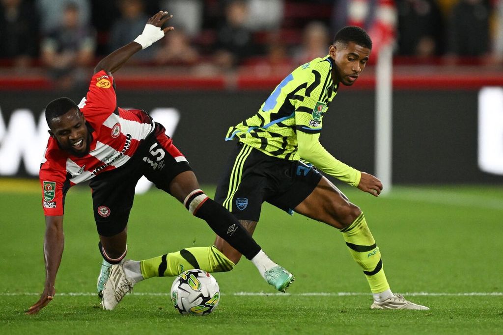 Brentford's player, Frank Onyeka (left), contests for the ball with Arsenal's player, Reiss Nelson, during a Premier League match at the Brentford Community Stadium in London on Thursday (28/9/2023) early morning WIB. Arsenal won 1-0 and Nelson scored the winning goal for Arsenal.