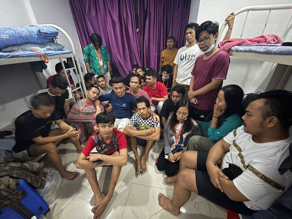 Para pekerja migran asal Indonesia yang mengalami penipuan kerja di Kamboja berada di asrama perusahaan di Kota Sihanoukville, Kamboja. 