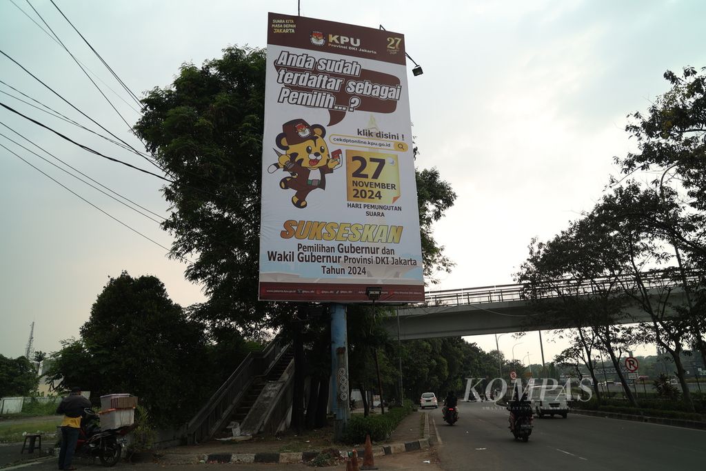Baliho berisi sosialisasi Pilkada 2024  di kawasan Pasar Rebo, Jakarta Timur, Minggu (4/8/2024). Pilkada 2024 akan digelar secara serentak pada 27 November 2024 di 37 provinsi dan 508 kabupaten/kota. 