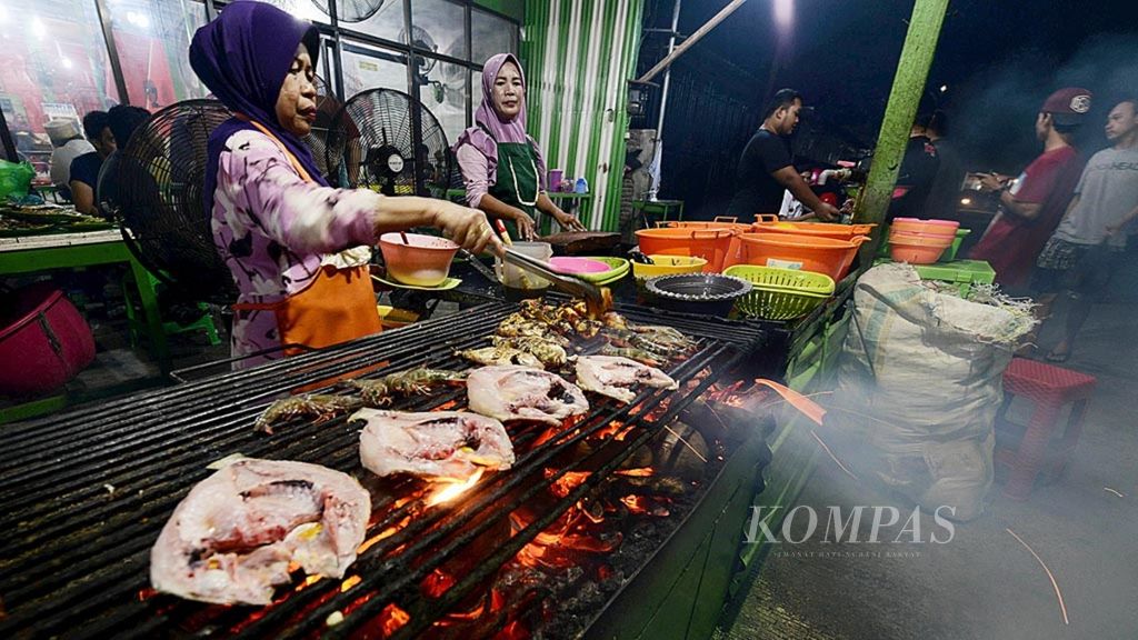 Resto dan warung makan yang siap mengolah dan memasak berbagai sari laut dengan beberapa resep tradisional di sekitar TPI Lappa, Sinjai, Selasa (6/2/2019).