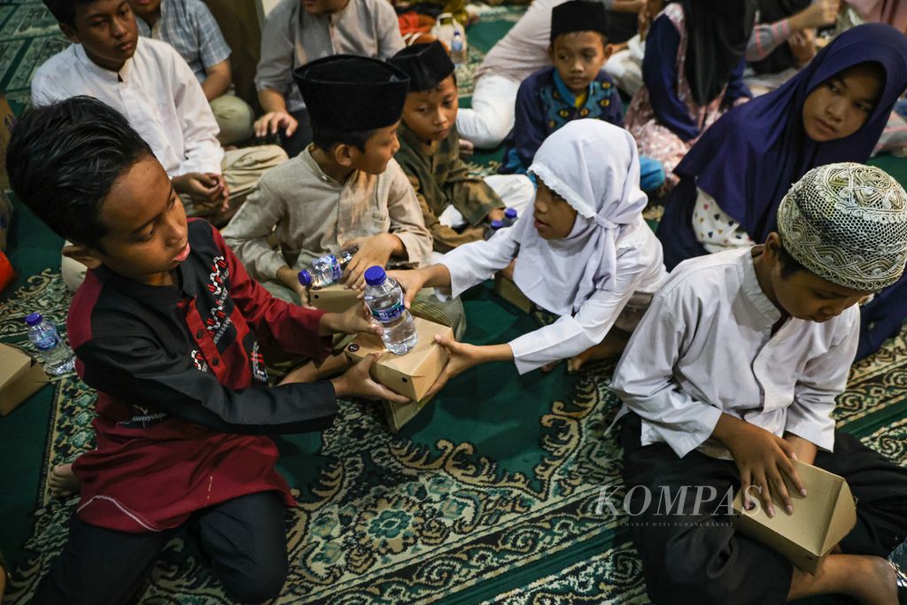 Anak-anak yatim membagikan makanan ringan dan air minum menjelang buka puasa dalam Forum Silaturahmi Kompas Gramedia di Masjid Jami' At Taqwa, Gelora, Tanah Abang, Jakarta Pusat, Rabu (27/3/2024). Kegiatan ini bertujuan untuk mempererat silaturahmi Kompas Gramedia dengan masyarakat sekitar. Selain itu, Kompas Gramedia juga memberikan santunan kepada 73 anak yatim di wilayah Kelurahan Gelora, Kecamatan Tanah Abang, Jakarta Pusat. 