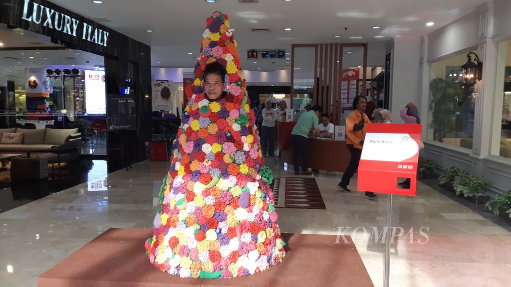Karya seni interaktif, ”Sesaji Bhumi”, karya kolektif RajutKejut ditampilkan di Festival Art Love U, Jakarta Design Center, Jakarta, Jumat (1/11/2024). 