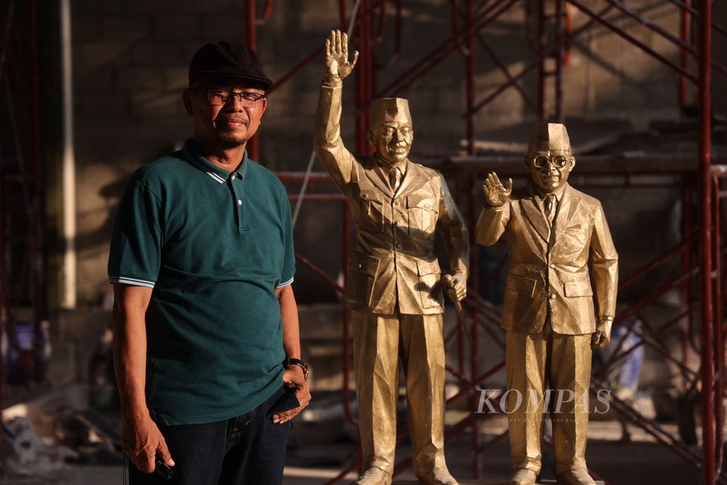Dunadi di depan dua model patung Soekarno-Hatta 
