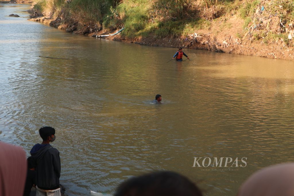Tim SAR gabungan mencari korban tenggelam di Sungai Cimanis, Kabupaten Cirebon, Jabar, Selasa (5/7/2022).