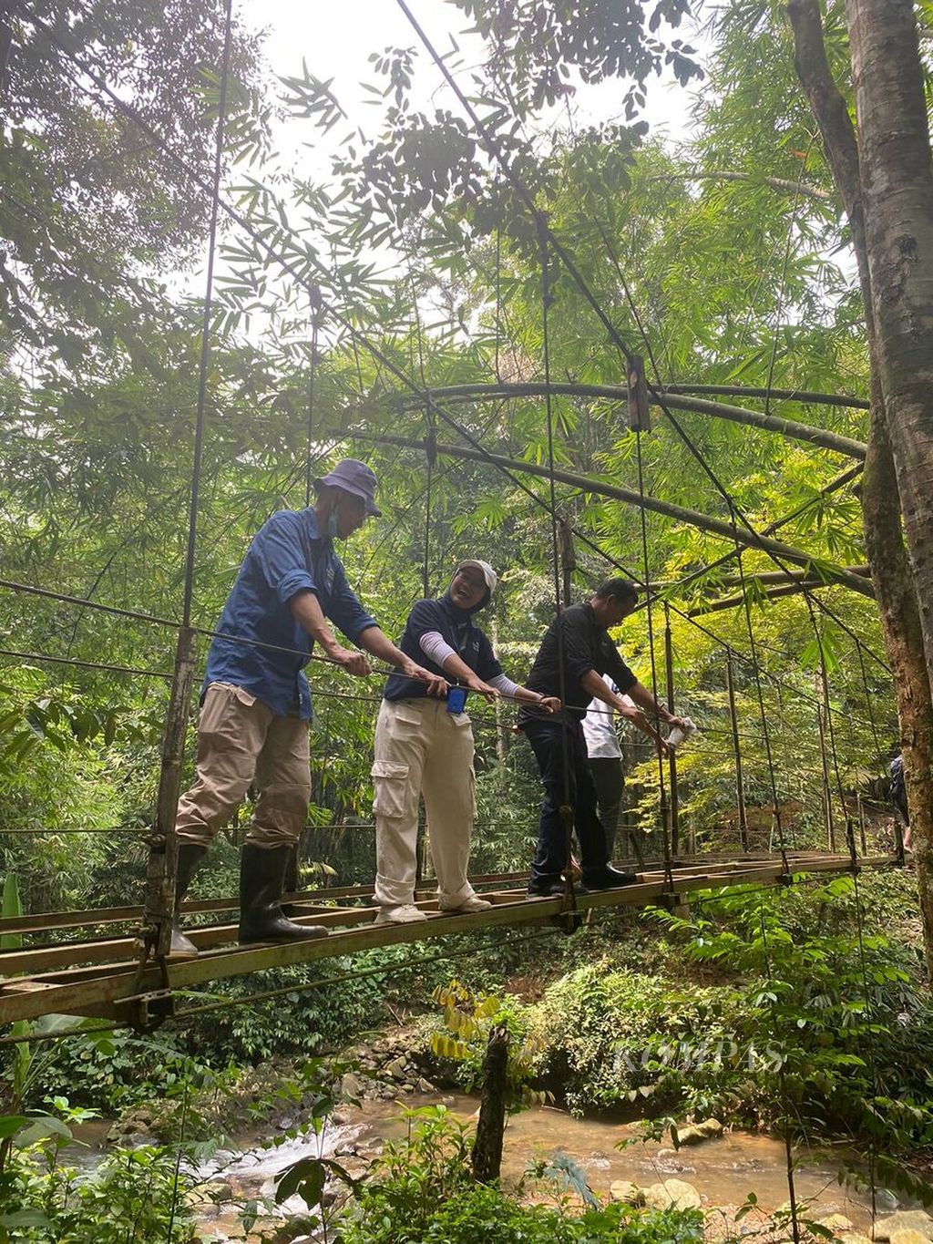 Kondisi jembatan gantung Kampung Grendeng, Kecamatan Leuwidamar, Lebak, Banten, yang melintas di atas Sungai Cisimeu, sangat memprihatinkan, April 2024. Warga harus meniti kerangka baja tanpa lantai jembatan. Untuk kemudahan akses warga Baduy, Yayasan Dana Kemanusiaan Kompas dan Relawan Kampung bekerja sama memperbaiki jembatan. 