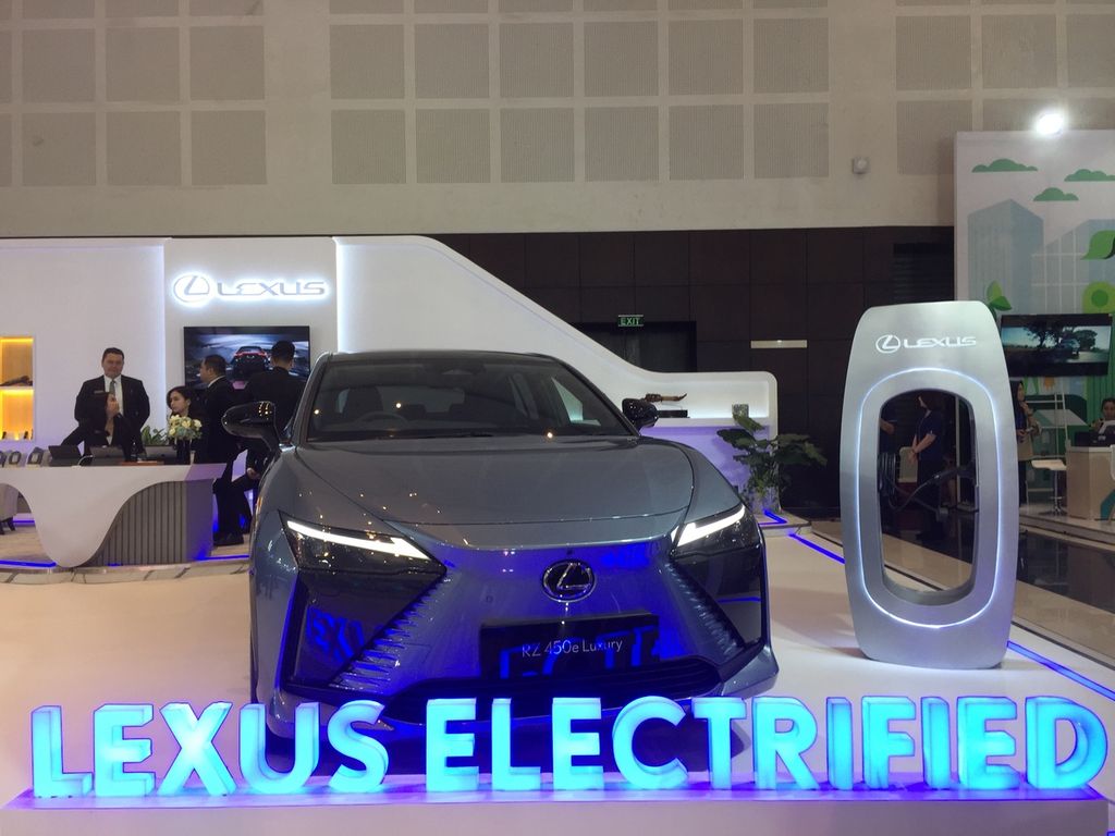 Mobil listrik produksi Lexus yang dipamerkan di Gaikindo Indonesia International Auto Show (GIIAS) di Grand City Convention and Exhibiton, Surabaya, Jawa Timur, 20-24 September 2023. Pasar otomotif di Surabaya terlalu manis untuk diabaikan mengingat populasi kendaraan bermotor yang tertinggi di Indonesia.