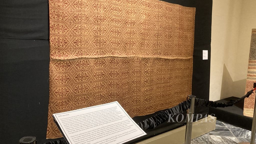 Kain tenun dari Sulawesi Utara, koffo, dipamerkan di pameran ”Nuansa Kemilau Wastra Tenun Indonesia: Sumatera, Sulawesi, dan Timor” pada Sabtu (30/7/2022). Wastra yang dibuat dari serat pisang liar ini diproduksi sejak beberapa ratus tahun lalu. Namun, produksi koffo mundur sejak awal abad ke-20, hingga akhirnya koffo tidak dibuat lagi. Upaya menghidupkan lagi tradisi membuat koffo dilakukan baru-baru ini di pusat tenun Ridaka di Pekalongan, Jawa Tengah, dengan alat tenun bukan mesin. 