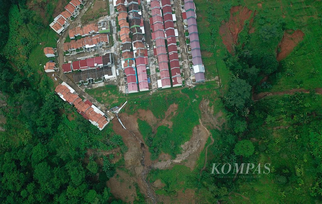 Kawasan perumahan berada di bukit yang sebagian lerengnya ambles dan longsor karena tanah gerak di Perumahan Ungaran Asri Regency, Desa Kalongan, Kecamatan Ungaran Timur, Kabupaten Semarang, Jawa Tengah, Kamis (26/1/2023).  