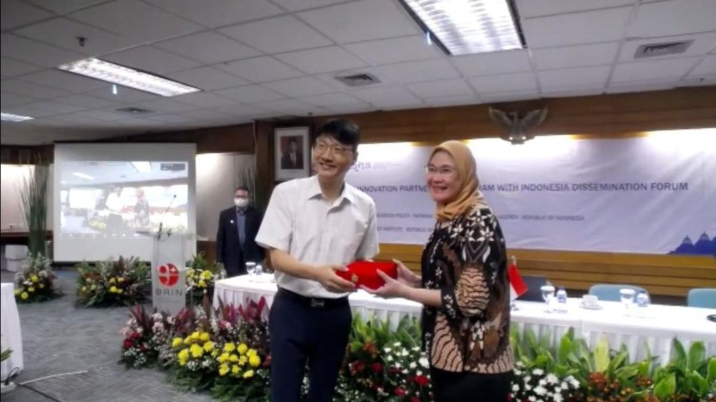 Tangkapan layar diskusi secara hibrida The 2022 K-Innovation Partnership Program with Indonesia Dissemination Forum dan FGD. Deputi Kebijakan Riset dan Inovasi BRIN Boediastuti Ontowirjo dan Project Manager STEPI Jong-Seon Kim saat foto bersama di Jakarta pada Selasa (11/10/2022).