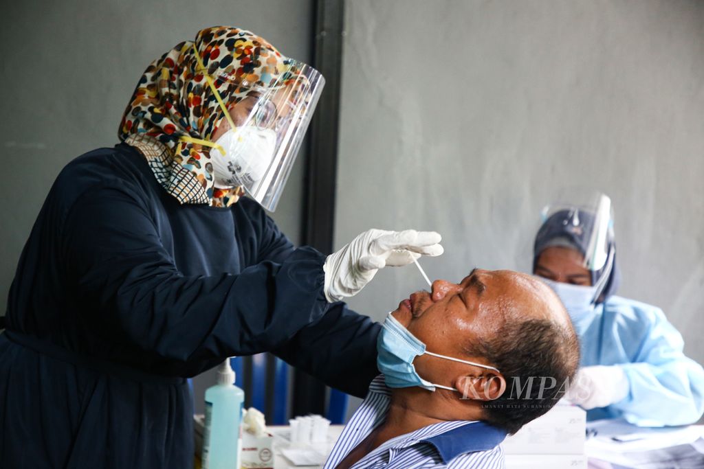 Warga mengikuti tes usap di RT 007 RW 005, Kelurahan Jurangmangu Timur, Kecamatan Pondok Aren, Tangerang Selatan, Banten, Senin (7/6/2021). Tes usap tersebut sebagai bentuk pelacakan menyusul ditemukannya tujuh warga di lingkungan tersebut yang positif Covid-19.