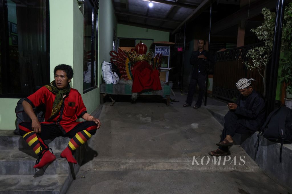 Para pemain barong Kemiren melakukan persiapan.