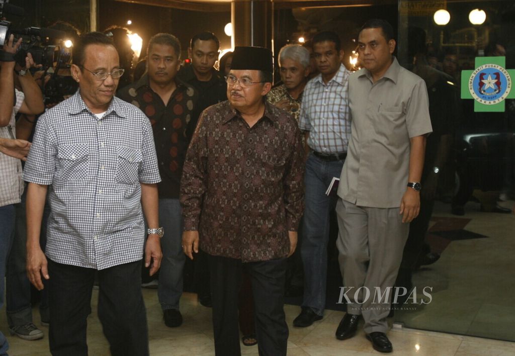 Wapres Besuk Soeharto -Wakil Presiden Jusuf Kalla bersama Ny Muffida Jusuf Kalla datang dan membesuk mantan Presiden Soeharto di Rumah Sakit Pusat Pertamina (RSPP) Jakarta, Jumat (11/1) malam. Kondisi kesehatan mantan Presiden Soeharto dikabarkan malam ini kritis.