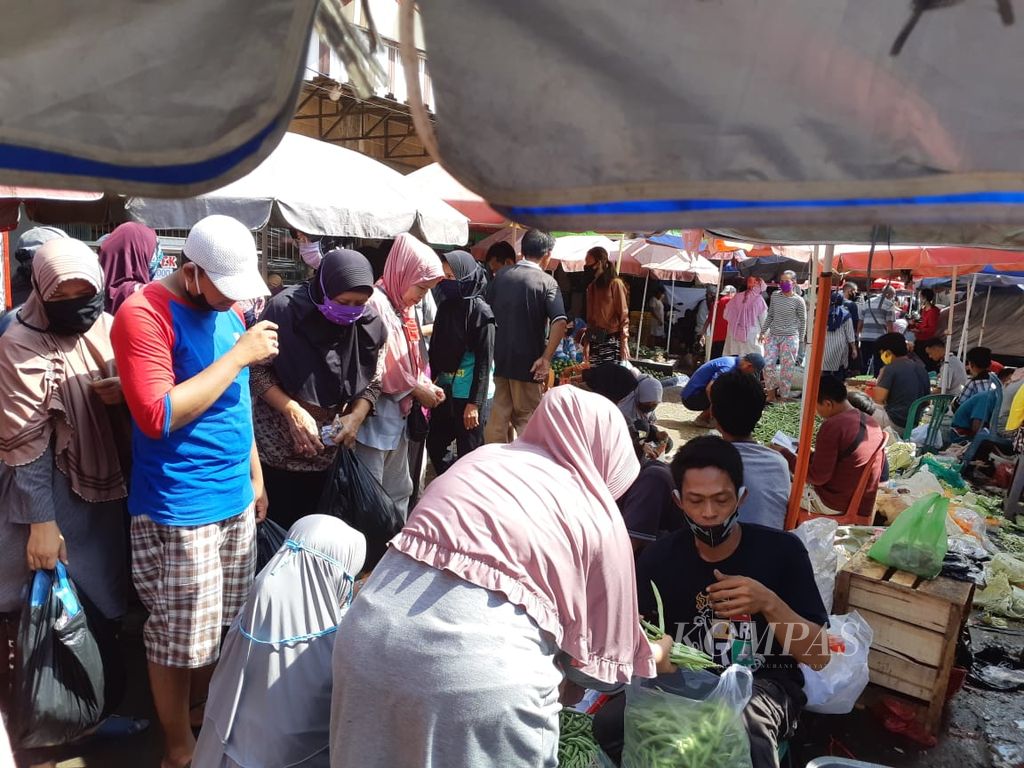 https://assetd.kompas.id/MXggB4HWiszTy9uNv2kSxsD_UDk=/1024x768/filters:watermark(https://cdn-content.kompas.id/umum/kompas_main_logo.png,-16p,-13p,0)/https%3A%2F%2Fkompas.id%2Fwp-content%2Fuploads%2F2020%2F05%2F20200521RAM-Kerumunan-IV_1590053672.jpeg