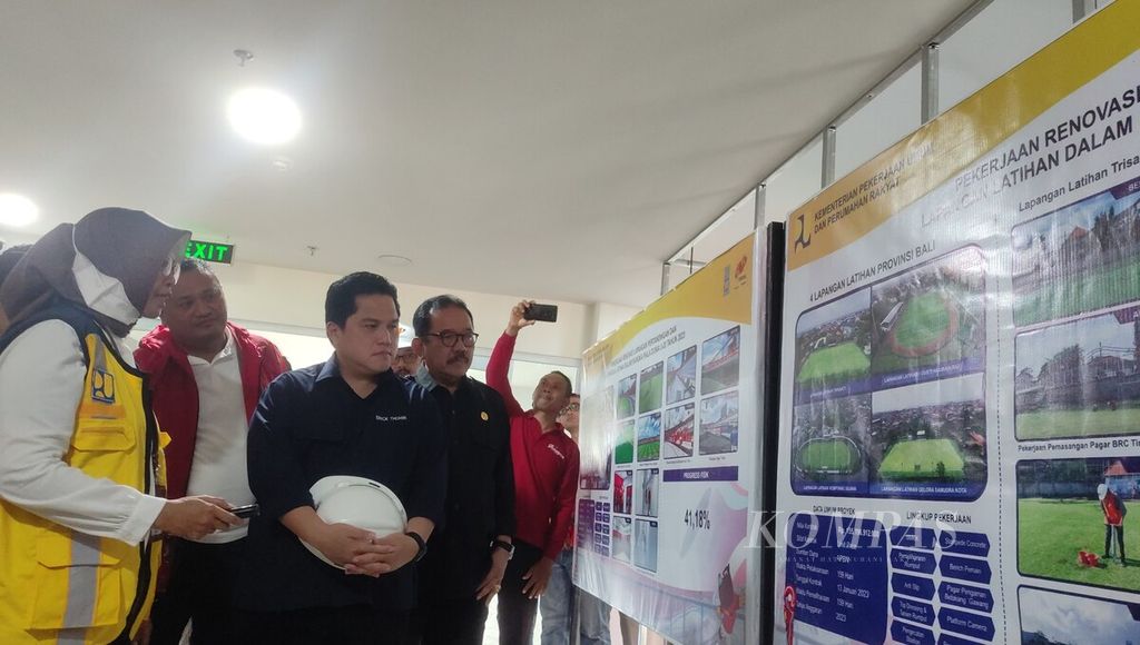 Ketua Umum PSSI Erick Thohir (tengah) mendengarkan pemaparan dari Direktur Prasarana Strategis di Kementerian Pekerjaan Umum dan Perumahan Rakyat Essy Asiah (kiri) perihal kondisi pengerjaan peningkatan Stadion Kapten I Wayan Dipta di Gianyar, Minggu (12/3/2023). Stadion Dipta di Gianyar juga dipersiapkan sebagai lapangan utama penyelenggaraan Piala Dunia U-20 2023 di Indonesia.